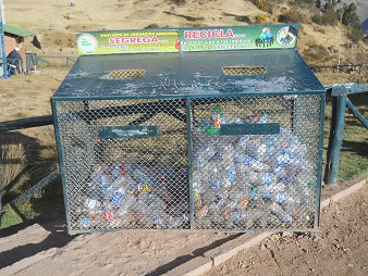 Cusco Sacsayhuam�n 16: El camino regreso a Cusco, reciclaje de botellas
