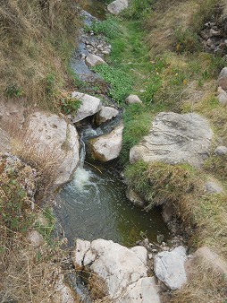 Cusco Sacsayhuam�n 16: El camino regreso a Cusco, arroyo contaminado