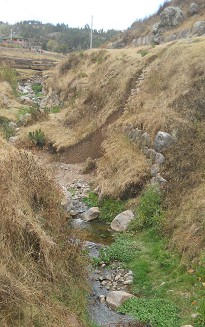 Cusco Sacsayhuam�n 16: El camino regreso a Cusco, arroyo contaminado 02