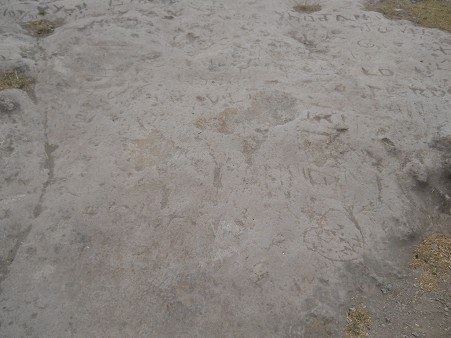 Cusco Sacsayhuam�n 16: El camino regreso a Cusco, piedra blanca con dise�o grabado