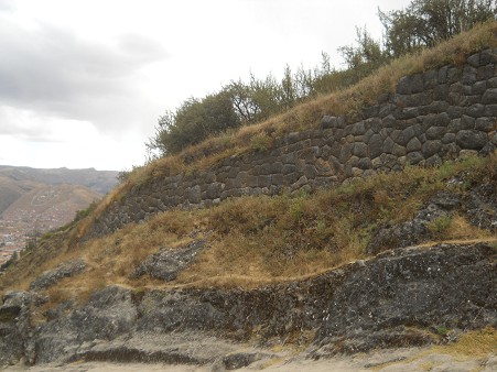 Cusco Sacsayhuam�n 16: El camino regreso a Cusco, muro gigante con un dise�o de flores 01