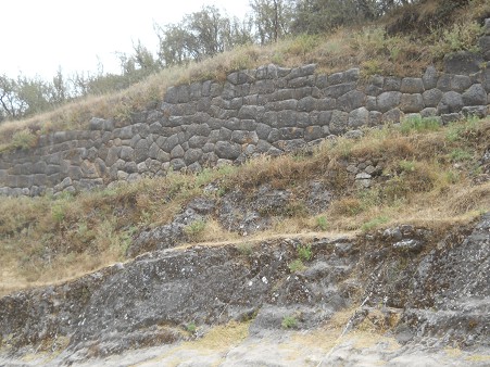 Cusco Sacsayhuam�n 16: El camino regreso a Cusco, muro gigante con un dise�o de flores 02