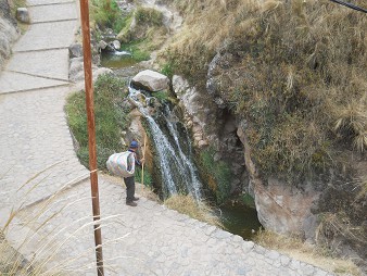 Cusco Sacsayhuam�n 16: El camino regreso a Cusco, arroyo contaminado con un catarrata