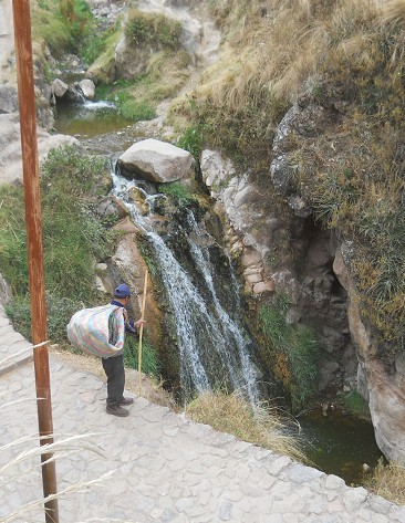 Cusco Sacsayhuamn 16: Der Weg zurck nach Cusco, der verschmutzte Bach mit einem Wasserfall - Nahaufnahme
