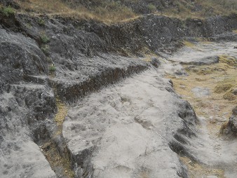 Cusco Sacsayhuamn 16: Der Weg zurck nach Cusco, schwarz-weiss abgeflachter Felsen 01