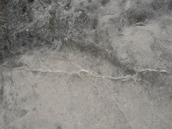 Cusco Sacsayhuam�n 16: El camino regreso a Cusco, roca negra y blanca aplanada 02