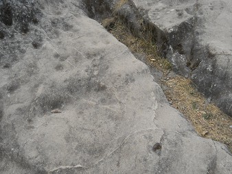 Cusco Sacsayhuamn 16: Der Weg zurck nach Cusco, schwarz-weiss abgeflachter Felsen 03