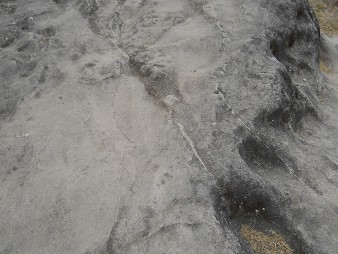 Cusco Sacsayhuam�n 16: El camino regreso a Cusco, roca negra y blanca aplanada 04