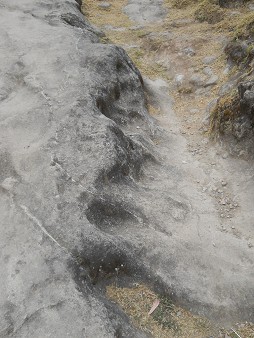 Cusco Sacsayhuamn 16: Der Weg zurck nach Cusco, schwarz-weiss abgeflachter Felsen 05