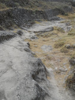 Cusco Sacsayhuamn 16:
              Schwarz-weisser, abgeflachter Fels