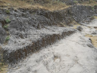 Cusco Sacsayhuam�n 16: El camino regreso a Cusco, roca negra y blanca aplanada 07