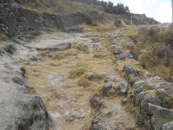 Cusco Sacsayhuamn 16: Der Weg zurck nach Cusco, schwarz-weiss abgeflachter Felsen 09