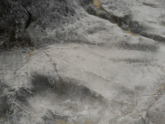 Cusco Sacsayhuam�n 16: El camino regreso a Cusco, roca negra y blanca aplanada 10