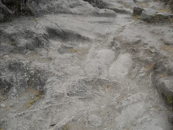 Cusco Sacsayhuam�n 16: El camino regreso a Cusco, roca negra y blanca aplanada 12