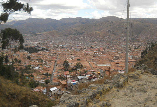 Cusco Sacsayhuamn 16: the way back to
              Cusco, view to Cusco 01