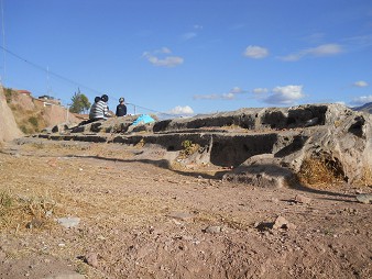 Cusco Sacsayhuamn 16: Der Weg zurck nach Cusco, Hgel mit lang geschnittenen Steinen mit Kanlchen und Lchern 2