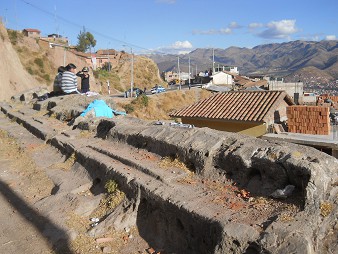 Cusco Sacsayhuamn 16: Der Weg zurck nach Cusco, Hgel mit lang geschnittenen Steinen mit Kanlchen und Lchern 3