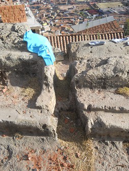 Cusco Sacsayhuam�n 16: El camino regreso a Cusco, colina con piedra cortada con canalitos y con huecos - detalle 03