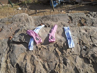 Cusco Sacsayhuam�n 16: El camino regreso a Cusco, piedra con dise�os 01 con medias