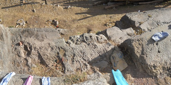 Cusco Sacsayhuam�n 16: El camino regreso a Cusco, banco grande con huecos, panorama