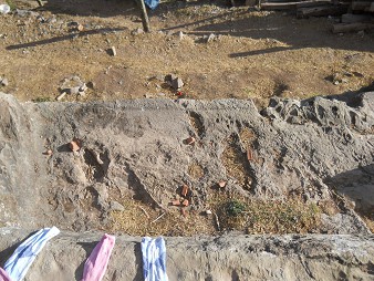 Cusco Sacsayhuam�n 16: El camino regreso a Cusco, banco grande con huecos 01