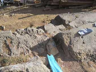 Cusco Sacsayhuamn 16: Der Weg zurck nach Cusco, Sitzbank aus dem Stein geschnitten mit Lchern drin 02