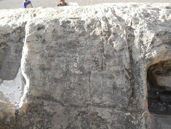 Cusco Sacsayhuamn 16: Der Weg zurck nach Cusco, gigantischer, weisser Stein mit Einritzungen und Linien 01