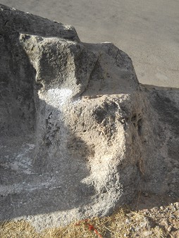 Cusco Sacsayhuam�n 16: El camino regreso a Cusco, piedra blanca gigante con una escalera en un pedazo