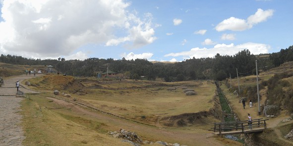 Cusco Sacsayhuamán 16: Der Weg zurück nach Cusco, Strasse mit Wiese und Wald 02 mit Kanal Cusco Sacsayhuamán 16: Der Weg zurück nach Cusco, Strasse mit Wiese und Wald 02 mit Kanal