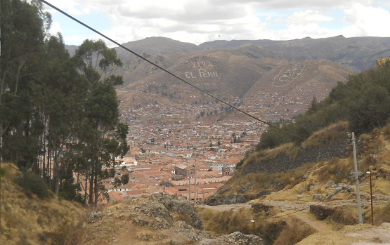 Cusco Sacsayhuamán 16: Der Weg zurück nach Cusco, die Strasse ist blockiert - Sicht auf Cusco Cusco Sacsayhuamán 16: Der Weg zurück nach Cusco, die Strasse ist blockiert - Sicht auf Cusco