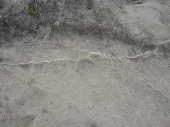 Cusco Sacsayhuam�n 16: Der Weg zur�ck nach Cusco, schwarz-weiss abgeflachter Felsen 11