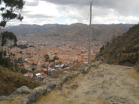 Cusco Sacsayhuam�n 16: Der Weg zur�ck nach Cusco, die Sicht auf Cusco  01