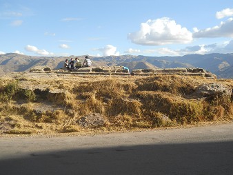 Cusco Sacsayhuam�n 16: Der Weg zur�ck nach Cusco, H�gel mit lang geschnittenen Steinen mit Kan�lchen und L�chern 1