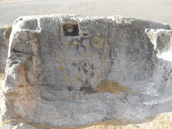 Cusco Sacsayhuam�n 16: white
              giant stone with niche and stairs in one piece