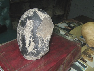 Here is a damaged stone and you
                                    can see the cover with which is made
                                    the engraving (02)