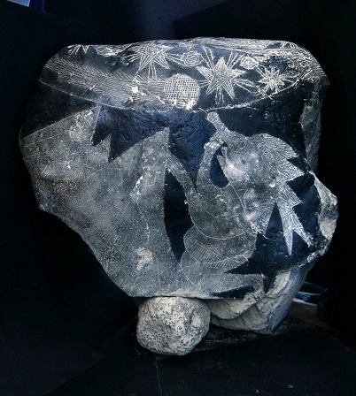 Y hay un tercer astr�nomo en la piedra
                            con telescopio, �l est� en sus rodillas