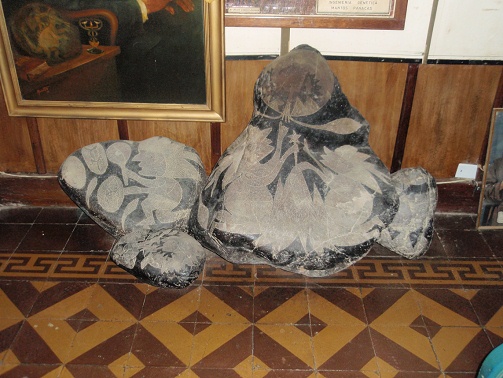A wise man is handling a magnifying
                            glass and eggs of the creation. The CD of
                            the museum indicates that these would be
                            zodiac signs. At the right on the big stone
                            there are two wise men blowing dust of stars
                            into the sky, and the moon is in the middle
                            (indication of the museum of Eugenia
                            Cabrera).