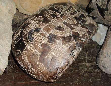 La piedra con el
                  serpiente de ADN