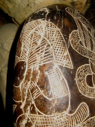 El dios de pajaro, cuello