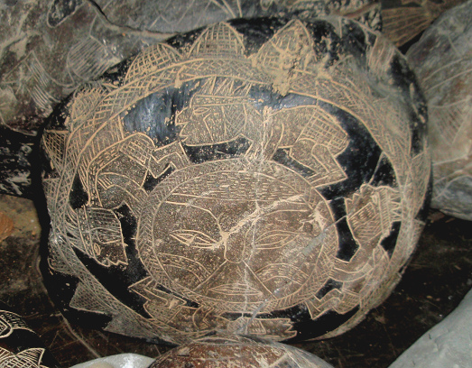 La piedra con el mandala del sol con
                            los sabios