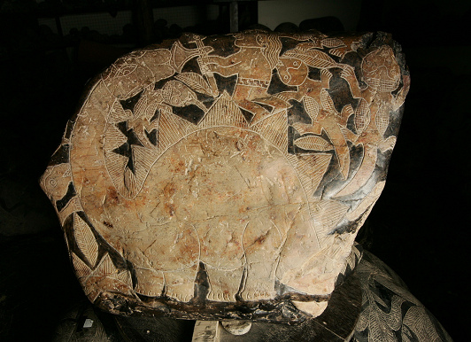 Dinosaurio (mezcla de Stegosaurus con
                            Camarasaurus o Brontosaurus) con sabio con
                            hacha y lagarto