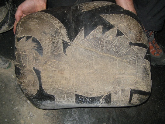 Dinosaurier mit menschlichem
                            Strahlen-Gesicht (die Sonne?) auf dem Bauch,
                            mit einem Vogel am Hals, und ein Weiser