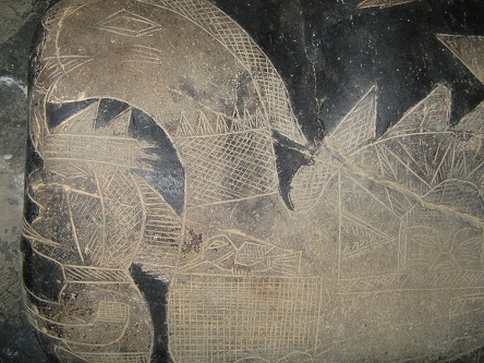 Der Kopf des Dinosauriers mit dem Vogel
                            am Hals, Nahaufnahme