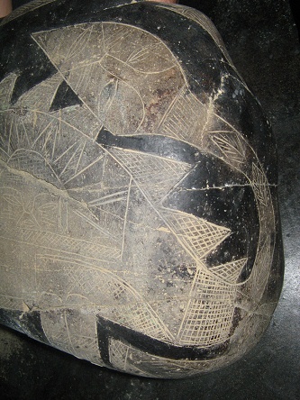 Das Strahlen-Gesicht auf dem Bauch -
                            und der Schwanz des Dinosauriers ist mit
                            einem zugespitzten Gesicht versehen,
                            Nahaufnahme