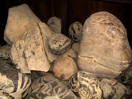 Here are engraved stones with
                            dinosaurs, wise men and designs of the Nazca
                            lines