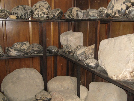 Piedras con figuras de las lneas de
                          Nazca en la repisa