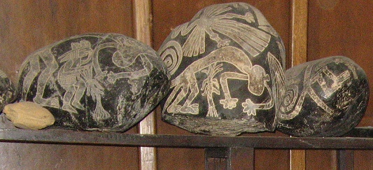 Piedras con figuras de las lneas de
                          Nazca en la repisa, grupo 01