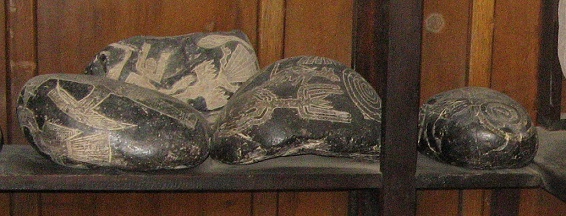 Steine mit Figuren der Linien von Nasca
                            im Regal, Gruppe 02