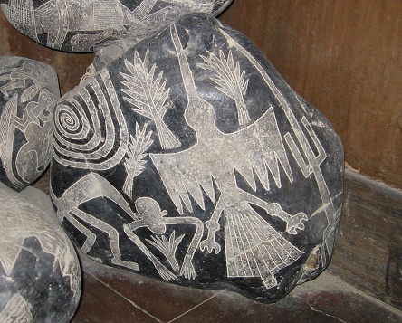 Gravierter Stein
                  mit Linienbildern von Nasca und Bumen