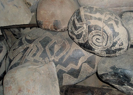 Piedras grabadas con figuras del mono de
                          Nazca, y en la piedra derecha se ve tambin el
                          alcatrz, el lagarto y un astrnomo con
                          telescopio